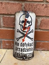 Gebogenes Vintage polnisches Emailleschild Gefahrenwarnung - nicht anfassen! Elektrisches Gerät