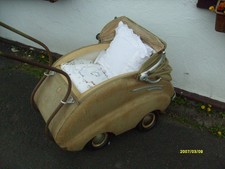 Nostalgischer Kinderwagen  retro aus den 1950er Jahren Textil- farbe Beige