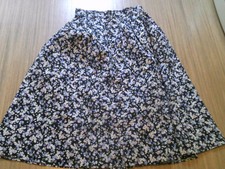 Damenrock Gr 38 bis 40 geblumt vorne paar Knöpfe