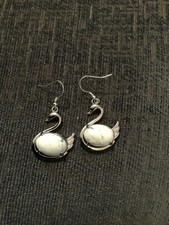 Howlite Schwanenohrringe können bei Schlaflosigkeit helfen