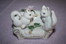 Deko-Katzen auf Sofa – Vitrinenmodell - sehr guter Zustand. Ca. 8 cm Hoch (1067)