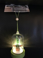 Disney Star Wars Das Mandalorianische Baby Yoda/Grogu Weihnachtsbaumdekoration leuchtet auf.