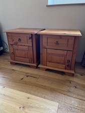  2 Nachtschränke rechts links Göteborg Massivholz honigbraun Schublade + Klappe