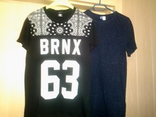 Herrenshirts Gr. M schwarz mit Zahl und Schrift sowie dunkelblau mit Punkte XS