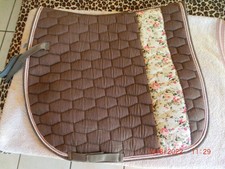 Krämer Pferdesport - Dressur Schabracke - Showmaster - braun beige Blumenmuster