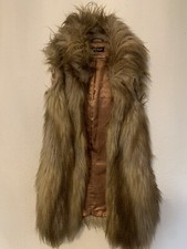 Miss Selfridge super schick Kunstpelz Weste Body Warmer gegerbt klein