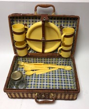 Schöner Vintage Picknickkorb mit gelbem und blauem Innenraum 