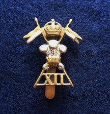 Die 12. Royal Lancers (Prince of Wales) Militär Bi-Metall Kappe Abzeichen