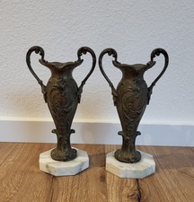 2 Bronzevasen Beisteller auf Marmorsockel