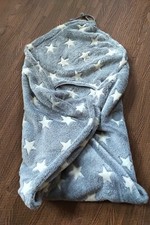 Hoppediz Einschlagdecke Fleece für Babyschale / Maxi Cosi / Kindersitz hellgrau