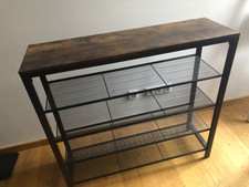 Neuwertiges Regal aus schwarzem Metall mit dunklem Holz Oberteil