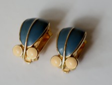 Ohrclips  von Orena Paris petrol und  beige Steine in goldfarbenen Fassungen