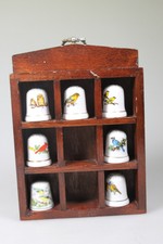 Setzkasten mit 7 Porzellan Fingerhüten Vogelmotive 