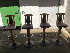 4 gebrauchte Barhocker mit Holzlehne, Kunstleder, Stahlfuß und Drehfeder