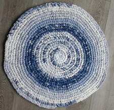 Häkelteppich rund 66 cm weiß-blau Boho Upcycling Handarbeit