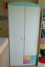 Babyzimmer Babymöbel Schrank 2xRegal 3xKommode weiß  bunt  (Babybett optional)