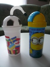 2 Trinkbecher Kunststoffbecher mit Trinkröhrchen Minion- und Fußballmotiv