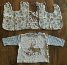 Paket, bestehend aus Pullover (Gr. 68) und 3 Lätzchen (Baumwolle/Frottee), gebr.