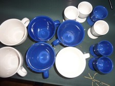 Ein tolles Set bestehend aus 6 Tassen und 6 Eierbechern in weiss blau von IKEA