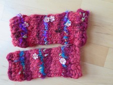 Selbstgestrickte Stulpen rot
