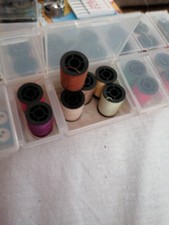 NÄHFADEN, VON DER NÄHMASCHINE, IN VERSCHIEDENE FARBEN, IN NÄHMASCHINE, IN VIELEN