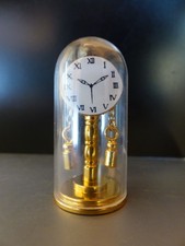 Messing Sammler Figuren alte Tisch Pendel Uhr aus Vitrine