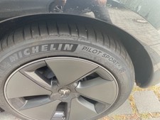 4 Tesla Sommerreifen 650km gelaufen, ohne Felge. 