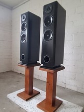  Zwei Bassreflex Lautsprecher.