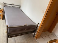 Schweres  Metallbett, grau 90x200 mit  verstellbarem Lattenrost
