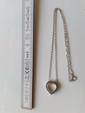 Aus Nachlaß: Silberfarbener Anhänger Herz grüne Steine und 42cm lange Kette