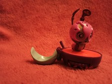 Zoobles mit Haus, lila Raupe auf Apfel