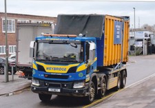 FARBENFOTO: WEYBRIDGE SKIP MIETE SCANIA P410 8 RÄDER ROLLEN EIN/AUS BEHÄLTERLADER