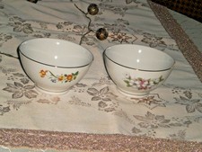 Asiatisch China 2 Schalen mit Blumendekor und Goldrand, Gemarkt