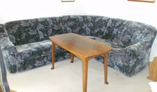 Eckcouch und Tisch mit Hubfunktion