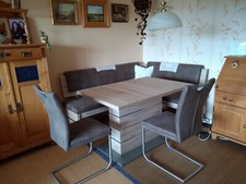 Eckbank mit Tisch (ausziehbar) und 2 Stühlen / neuwertig