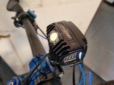 Hope Vision R8 Frontfahrradleuchte mit Akku + Ladegerät + QR Lenkerhalterung