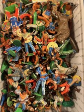 Konvolut 105 Figuren DDR Gummi Indianer Cowboys Pferde