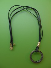 Lange Kette mit Strass-Anhänger, Band aus Lederimitat 