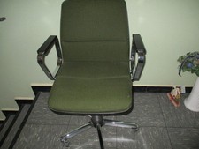 Bürostuhl mit Armlehnen und Rollen, grüner Stoff, schwarzes Kunstleder