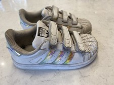 Adidas weiße Superstar Sneaker für Kinder mit irisierenden Detail