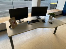 Reiss Schreibtisch geschwungen höhenverstellbar vers. Größen Lichtgrau