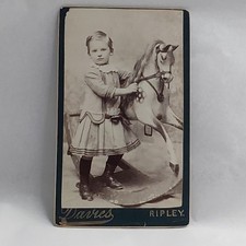 Viktorianisches Foto CDV Junge im Kleid Rock Outfit mit Schaukelpferd Davies Ripley 
