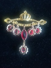 Golden Crown Design Brosche mit roten Kristallen