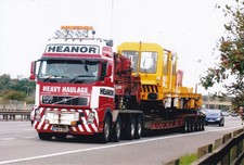 FARBENFOTO: HEANOR SCHWERTRANSPORT VOLVO FH16 ARTIC NIEDRIGLADERANHÄNGER - FN04 HZW