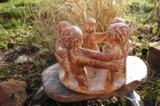 Freundeskreis aus gebrannten Ton