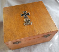 Altes Holzkistchen mit EK und Totenkopf, Husaren