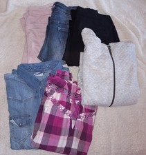 Kleider-Konvolut, zwei Blusen, drei Hosen, eine Sweatjacke mit Kapuze