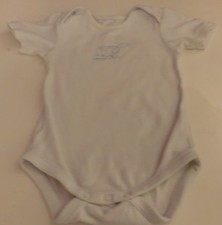 Weißer Body Kurzarm mit kleinem türkisem Druckmotiv  "Katze" Gr. 56