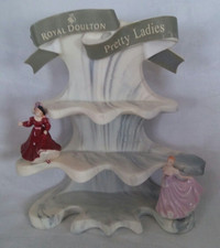 2 x Royal Doulton hübsche Damen Miniaturfiguren & Paul Cardew Design Ständer