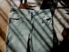 Neuw, Skinny in M, höher geschnitten, grüngrau mit Stretchanteil